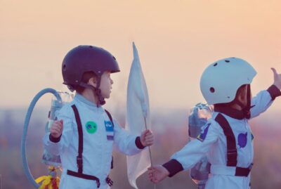 niños jugando a ser astronautas