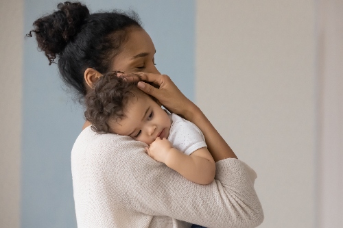 mama_arrullando_bebe