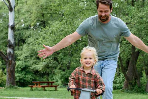 Padre e hijo montando bicicleta edye
